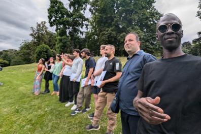 Un étudiant prend en selfie lui et ses camarades