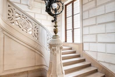 Candélabre en bronze de l'escalier d'honneur