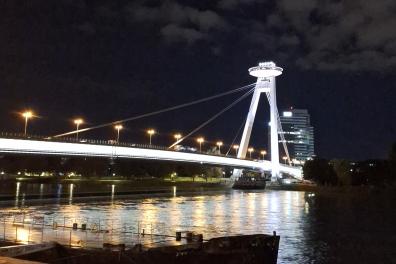 Pont éclairé de nuit en Slovaquie