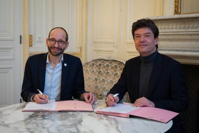 Les deux présidents signent l'accord-cadre