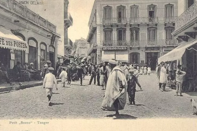 Carte postale en noir et blanc avec des personnes sur la place d'une ville
