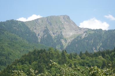 Paysage de montagnes ensoleillées et ciel bleu 