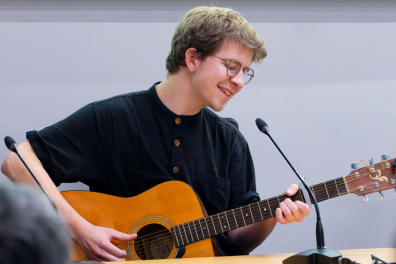 Ami Appert jouant de la guitare