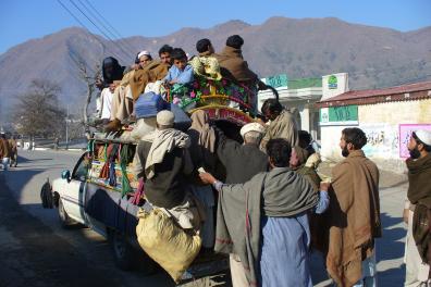 Un groupe d'homme monte sur une voiture 