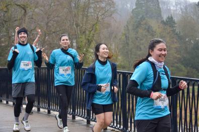 Quatre étudiants inalco courrent sur un pont