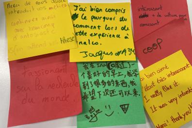 Post_it jaunes, rouges et verts sur lesquels sont écrites des appréciations
