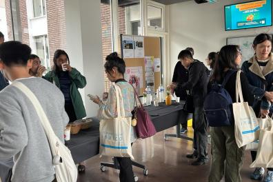 Etudiants dans le hall 2 de l'Inalco
