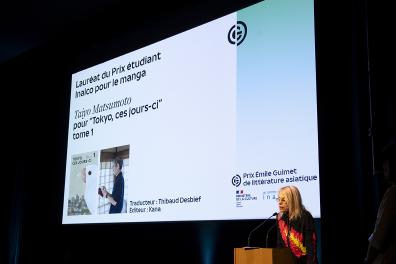 Laure Adler, présidente du jury, annonce le lauréat du Prix étudiant Inalco pour le manga