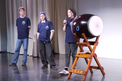 Des étudiants présentent un "taiko" sur la scène de l'amphi 