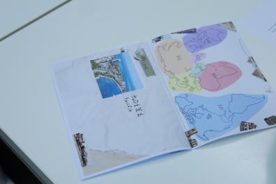 Un carnet de voyage posé sur une table