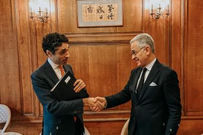 David Morizot, président de la SHFC et Philippe Advani, président de la Fondation Inalco, se serrant la main