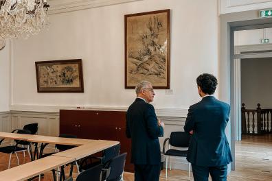 David Morizot, président de la SHFC et Philippe Advani, président de la Fondation Inalco, devant le tableau du Tigre de Gao Qipei