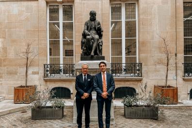 David Morizot, président de la Société de l'Histoire des Français de Chine et Philippe Advani, président de la Fondation Inalco, devant la statue d'Antoine-Isaac Silvestre de Sacy