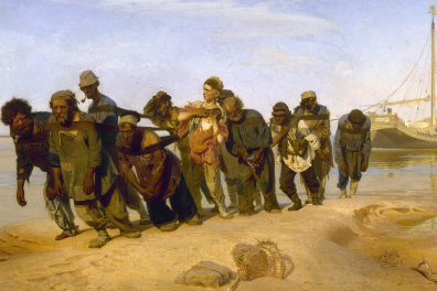 Des hommes en haillons tête baissée et tirant un bateau