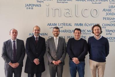 Payam Shahrjerdi, David Bertolotti, Sébastien Colin et Damien Simonneau regroupés devant le mur des langues de l'Inalco
