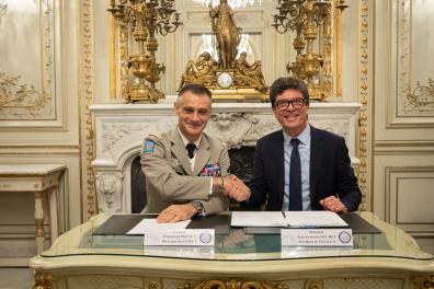 Poignée de main entre le général Emmanuel Phelut et Jean-François Huchet