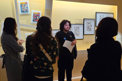 Etudiant qui réalise une médiation culturelle 