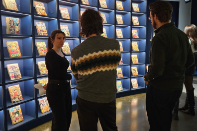 Une étudiante réalise une médiation culturelle devant la vitrine dédiée au Jump Magazine au musée Guimet