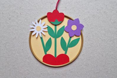 Heart catcher with three flowers in the middle