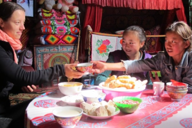 Charlotte Marchina rencontre des enfants Dukha, un peuple turcique en Mongolie
