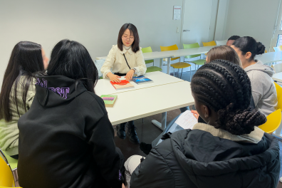 Zechen Chen presents French textbooks in China