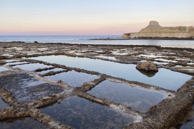 Marais salants Ix-Xwejni, Gozo à Malte au couché de soleil