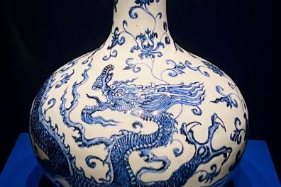 Vase en forme de sphère céleste à décor de dragon et de lotus