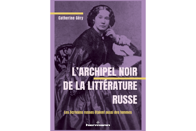 Photo noir et blanc d'une femme assise, la tête posée sur sa main gauche