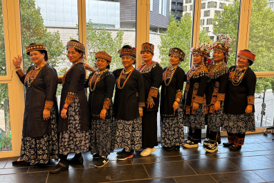 10 personnes à la queue leu-leu en tenue traditionnelle 