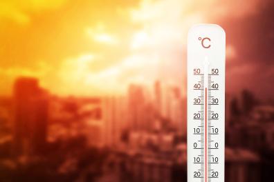 Thermomètre avec ville en arrière-plan