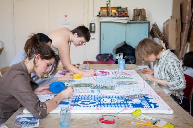 Des étudiants sont entrain de peindre une fresque