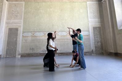 Jeunes artistes réalisant des mouvements de danse avec les mains