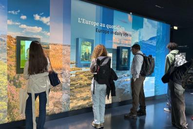Des étudiants devant des écrans digitaux dans un musée 
