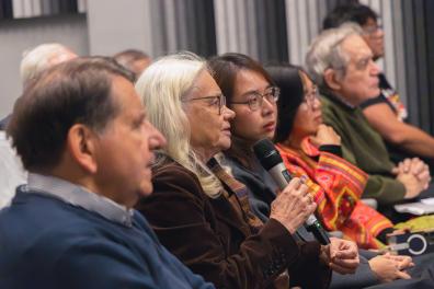 Une dame prend la parole pour poser une question