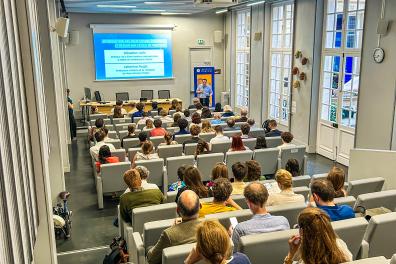 Photo du public dans l'Auditorium Georges Dumézil, lors de la Restitution de l'Ecole de printemps en Asie centrale 2026