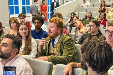 Un étudiant prend la parole pour répondre au question