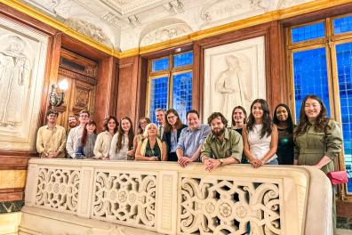 Photo des participants à l'Ecole de Printemps en Asie centrale 2026, avec les enseignants et personnalités institutionnelles ayant encadrés et permis ce programme, sur le balcon de l'escalier d'honneur de la Maison de la recherche de l'Inalco.