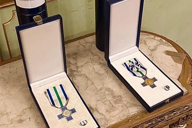 Médailles d'officier et de chevalier de l'Ordre du Mérite culturel de Roumanie dans leurs écrins