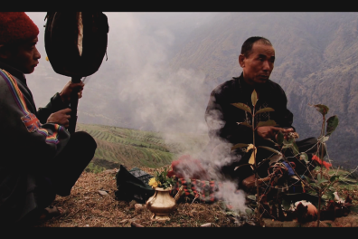 Raj Bahadur Gurung durant un rituel d'offrande pour le retour de l'âme d'une patiente