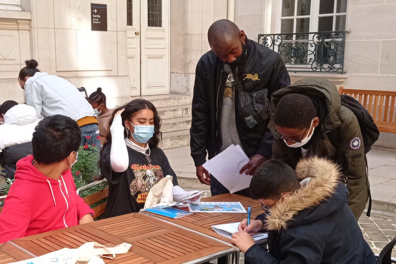 Des collégiens participent à un atelier lors des journées d’ouverture (Maison de la recherche, octobre 2021)