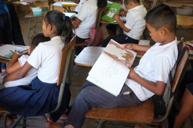 Enfants du village La Laguna lisant le premier livre écrit en pesh