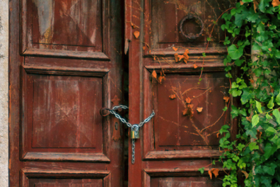 Porte en bois avec une chaine dans un jardin