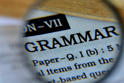 Loupe sur une page de livre de grammaire