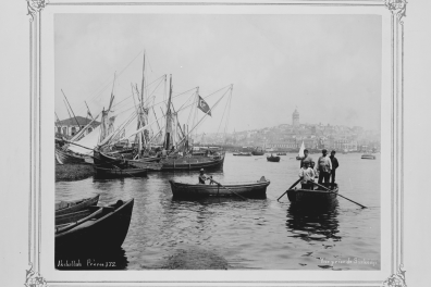 Vue du port prise de l'échelle de Sirkédji