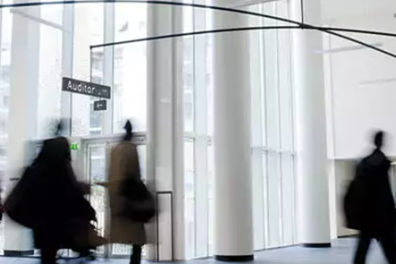 Etudiants dans le hall de l'Inalco