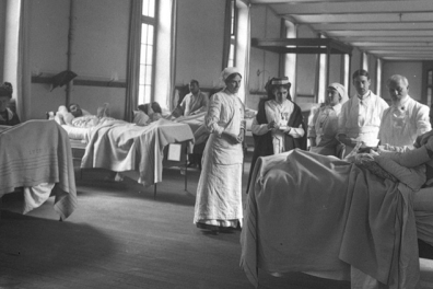 visite du personnel médical aux malades, dans le lycée Janson de Sailly transformé en hôpital