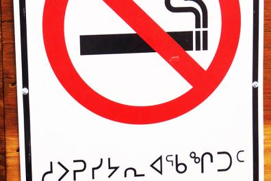 Panneau "No Smoking" en inuktitut (supuurusijariaqangngitut).