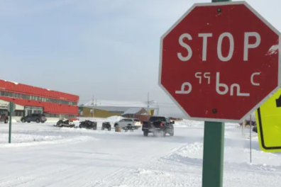 Panneau STOP en inktitut.