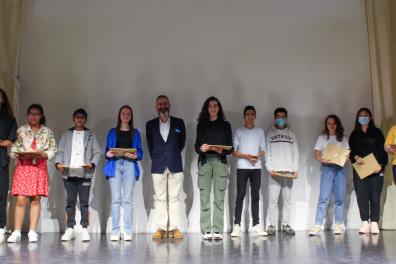 Groupe de collégiens sur la scène de l'auditorium