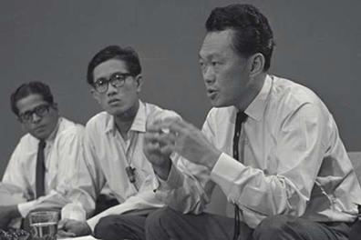 Lee Kuan Yew (à droite) annonce l’indépendance de Singapour lors d’une conférence de presse le 9 août 1965. (Source : The Straits Times, 11 juillet 2011)